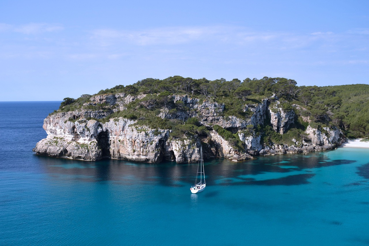 Caletta segreta a Palma di Mallorca, vista panoramica con spiaggia e natura circostante.