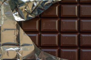 Immagine di cioccolato fondente con ingredienti sorprendenti e allerta nutrizionale.