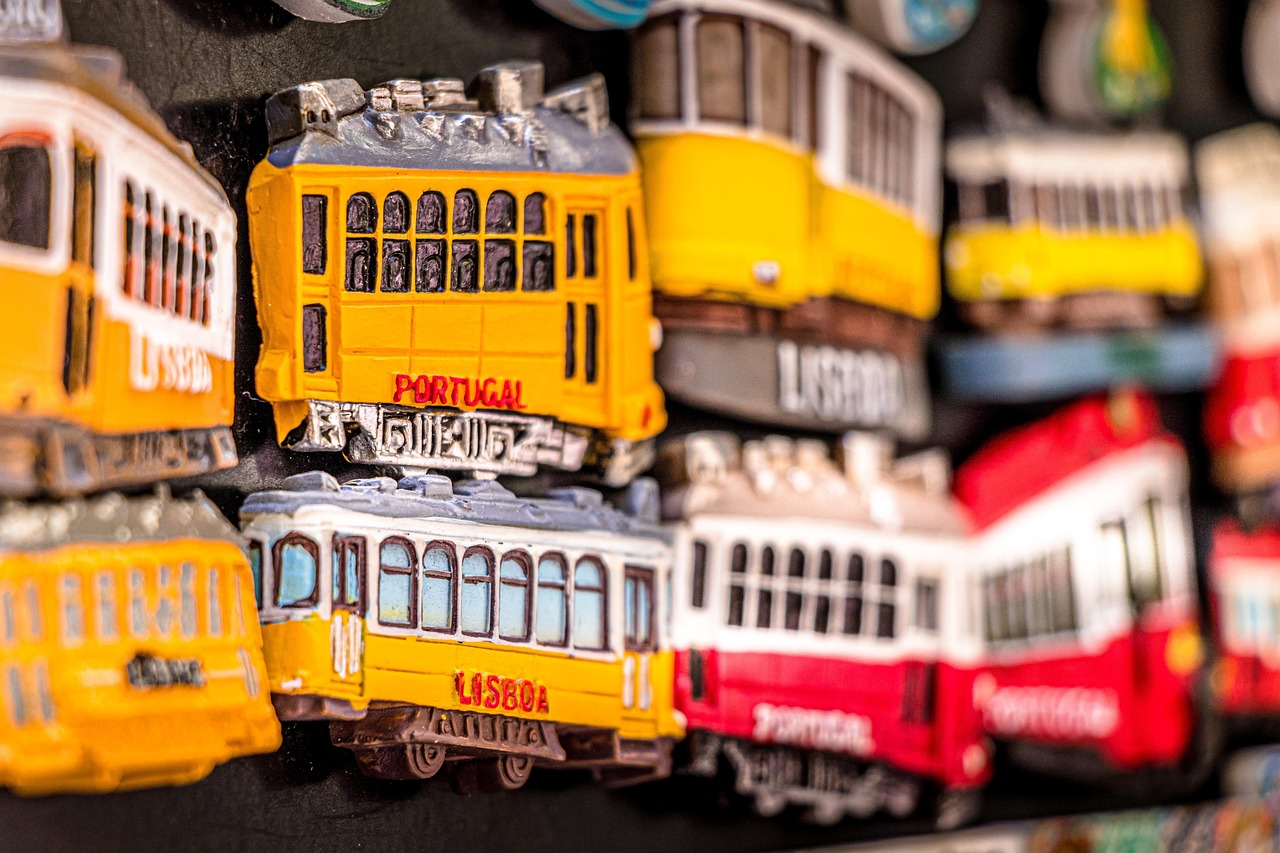 Turista a Lisbona mentre commette un errore comune durante la visita alla città.