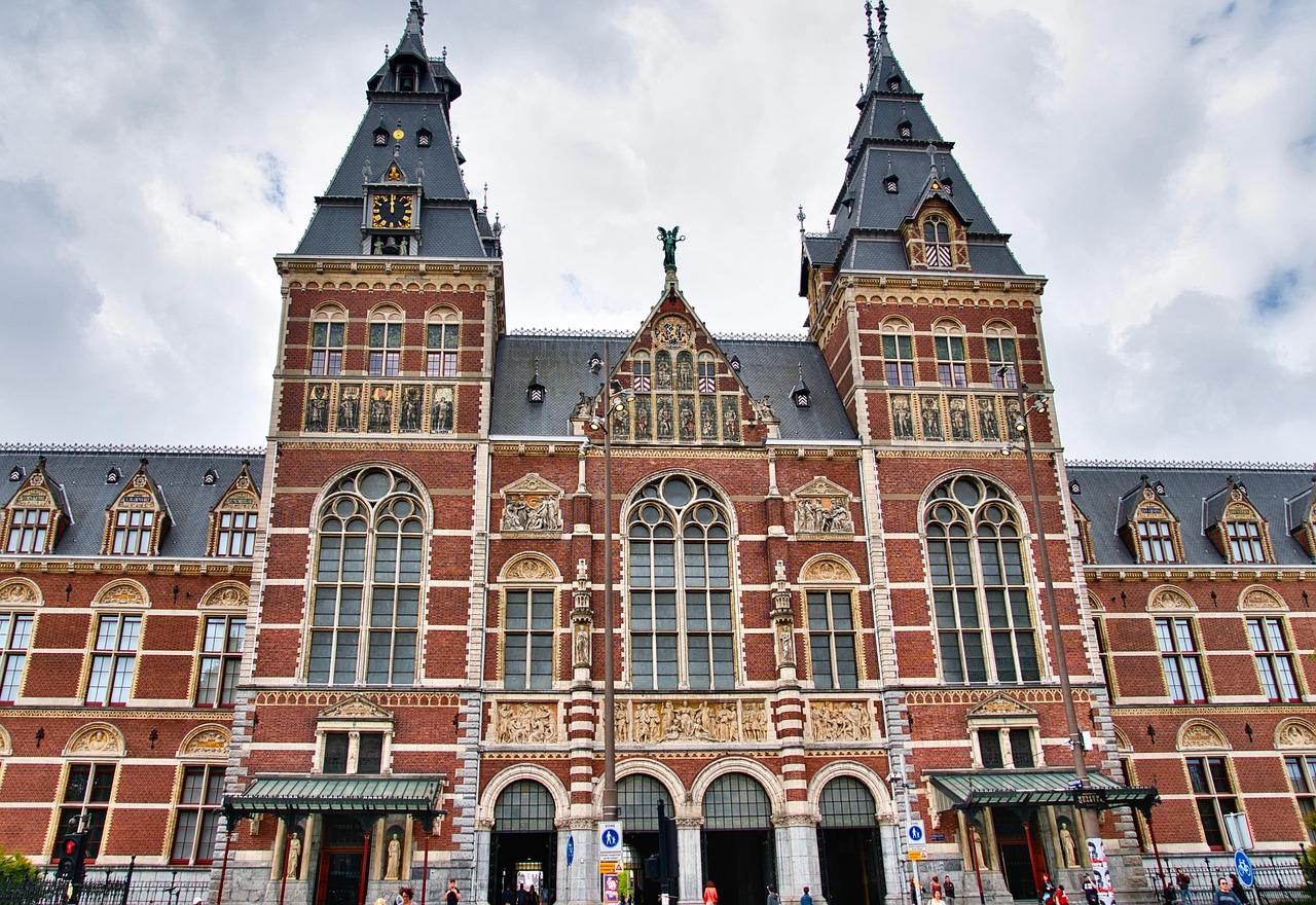 Visitatori che entrano in un museo di Amsterdam senza fare coda, con opere d'arte visibili sullo sfondo.