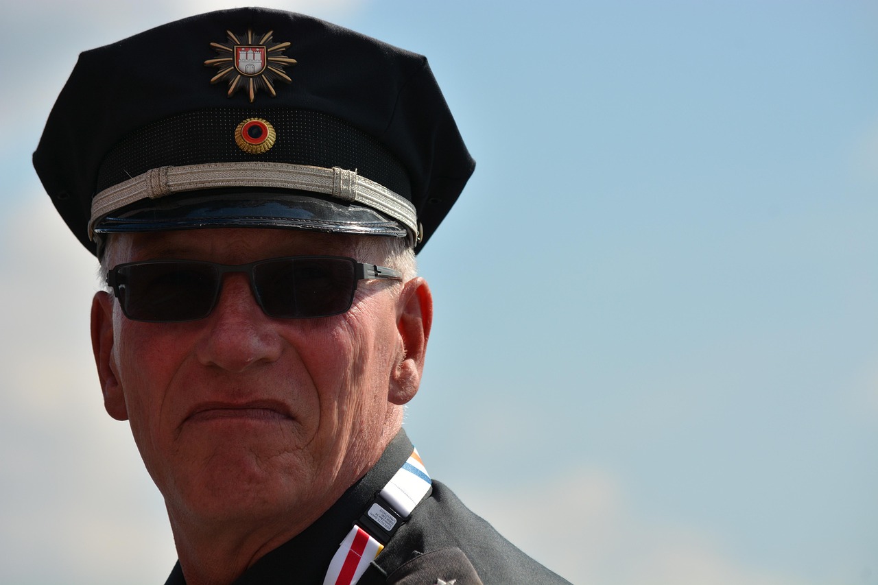 Militari e poliziotti in divisa discutono delle regole per la pensione anticipata.