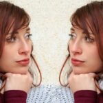 Persona che guarda intensamente un'altra durante una conversazione, esprimendo attenzione e interesse.