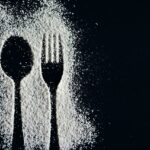 Ciotola di farina di riso con ingredienti freschi su sfondo neutro.