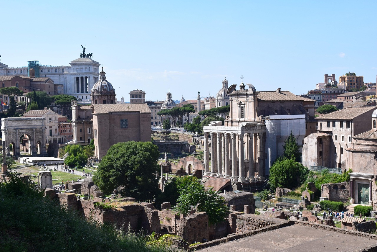 Vista panoramica di Roma da un punto meno conosciuto e affollato, con monumenti storici sullo sfondo.