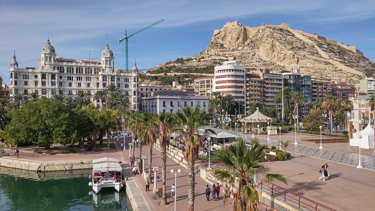 Passeggiata panoramica a Málaga con vista sul mare e palme, incantevole e poco conosciuta.