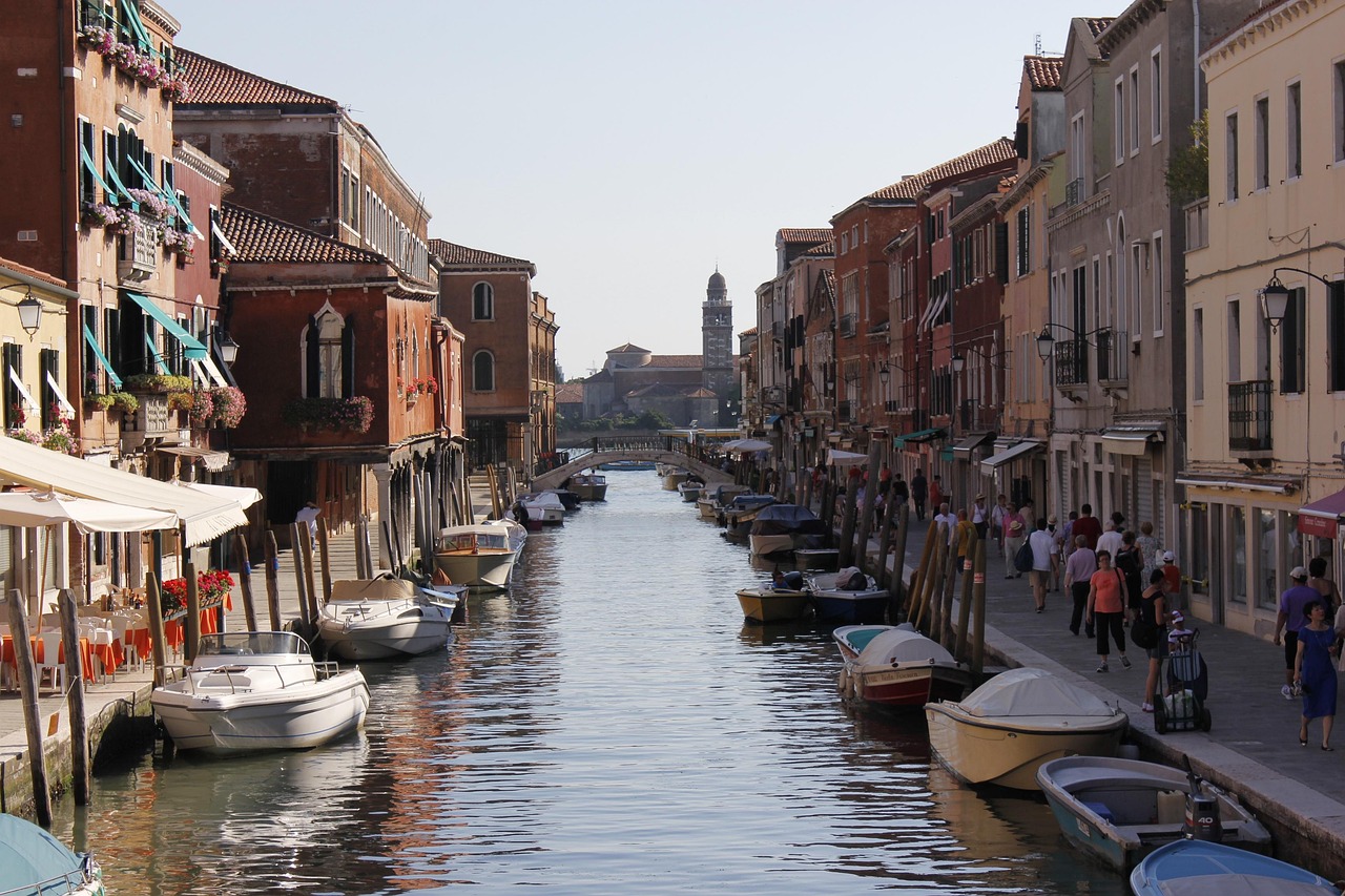 Ponte affollato a Venezia durante le ore di punta, con turisti in attesa.