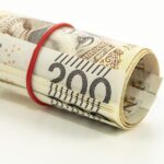 Donna che consulta documenti riguardanti il Fondo Casalinghe INPS per la pensione futura.