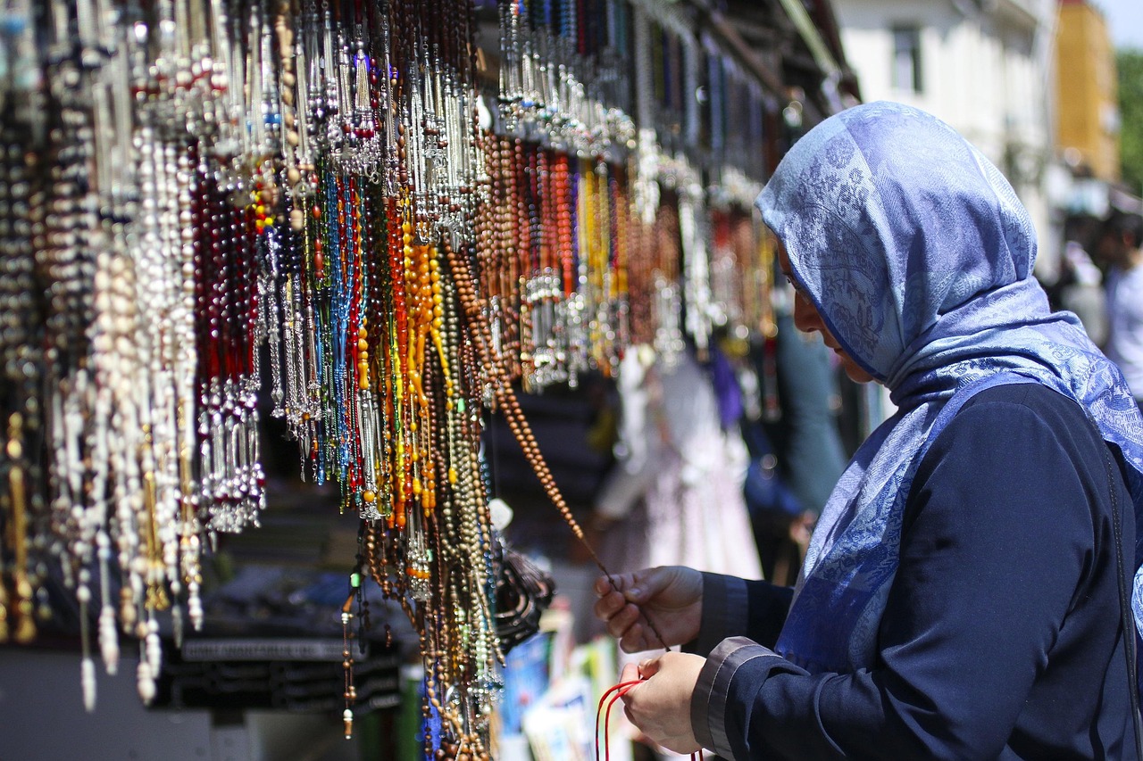 Un bazar affollato a Istanbul con bancarelle colorate e turisti che contrattano.