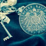 Un gioiello in argento usato con segni di usura su un tavolo di legno.