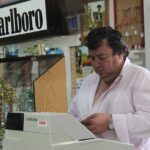 Trucchi per vincere al Gratta e Vinci, con una tabaccheria sullo sfondo.