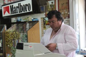 Trucchi per vincere al Gratta e Vinci, con una tabaccheria sullo sfondo.