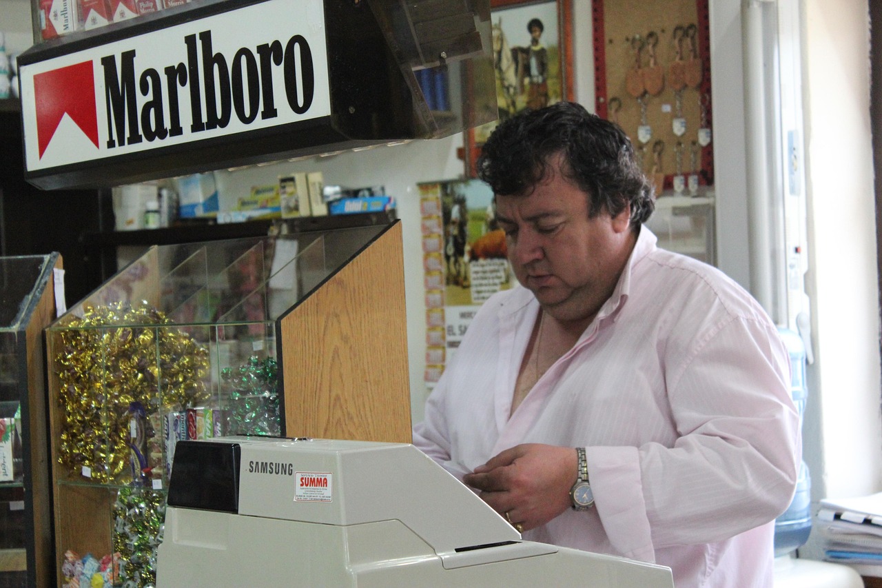 Trucchi per vincere al Gratta e Vinci, con una tabaccheria sullo sfondo.