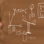 Due fratelli sorridenti che discutono di età, con espressioni pensierose e curiosità.