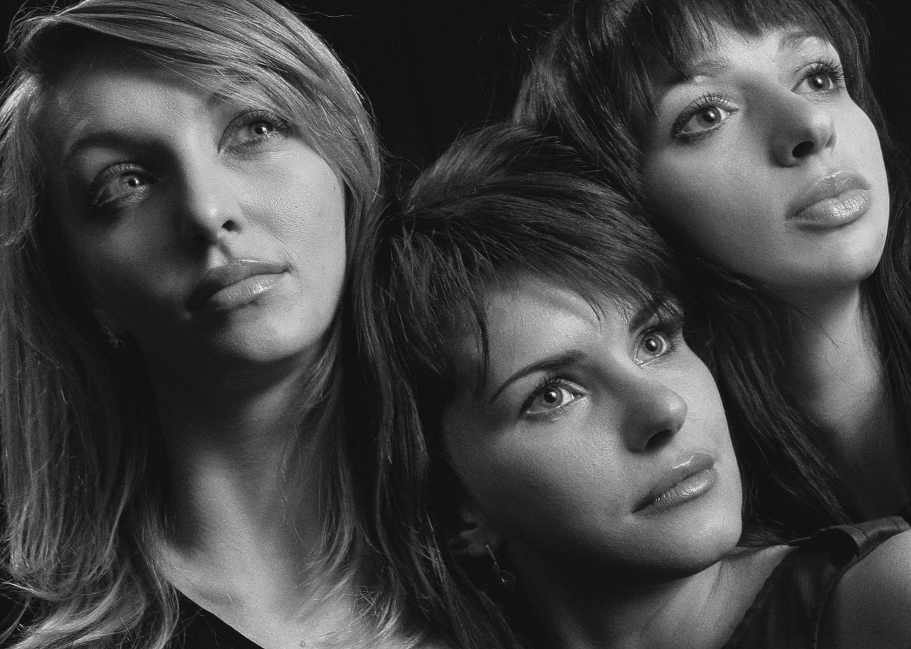 Giocatore di Affari Tuoi mentre apre una valigia sul palco del programma televisivo.