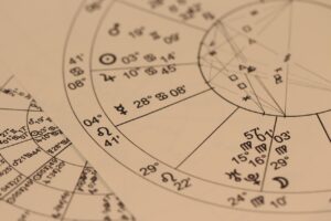 Due mani che firmano un contratto, rappresentando opportunità lavorative per i segni zodiacali nel 2026.