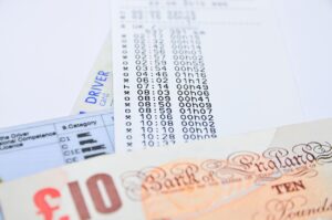 Veicolo con targa rossa in primo piano, simbolo di esenzione bollo auto 2026.