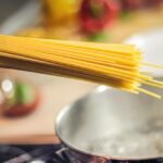 Pasta cotta in modo errato, con acqua torbida e senza sale, rappresenta un errore comune in cucina.