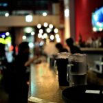 Un uomo entra in un bar e chiede acqua, mentre il barista lo guarda sorpreso.