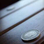 Monete da 5 lire in primo piano, simbolo dei recenti aumenti di valore nel mercato numismatico.