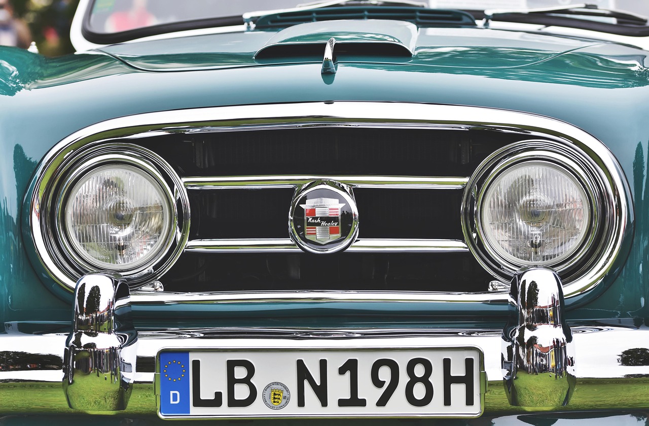 Immagine di un'auto d'epoca con un cartello che indica "esenzione bollo auto 2026" per veicoli storici.