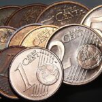 Moneta da 10 centesimi con evidenti segni di rarità, su sfondo neutro.