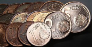 Moneta da 1 centesimo rara, valutata 500.000 euro, su sfondo neutro.