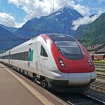 Un treno che viaggia su binari, simbolo del calcolo della velocità e del tempo di percorrenza.