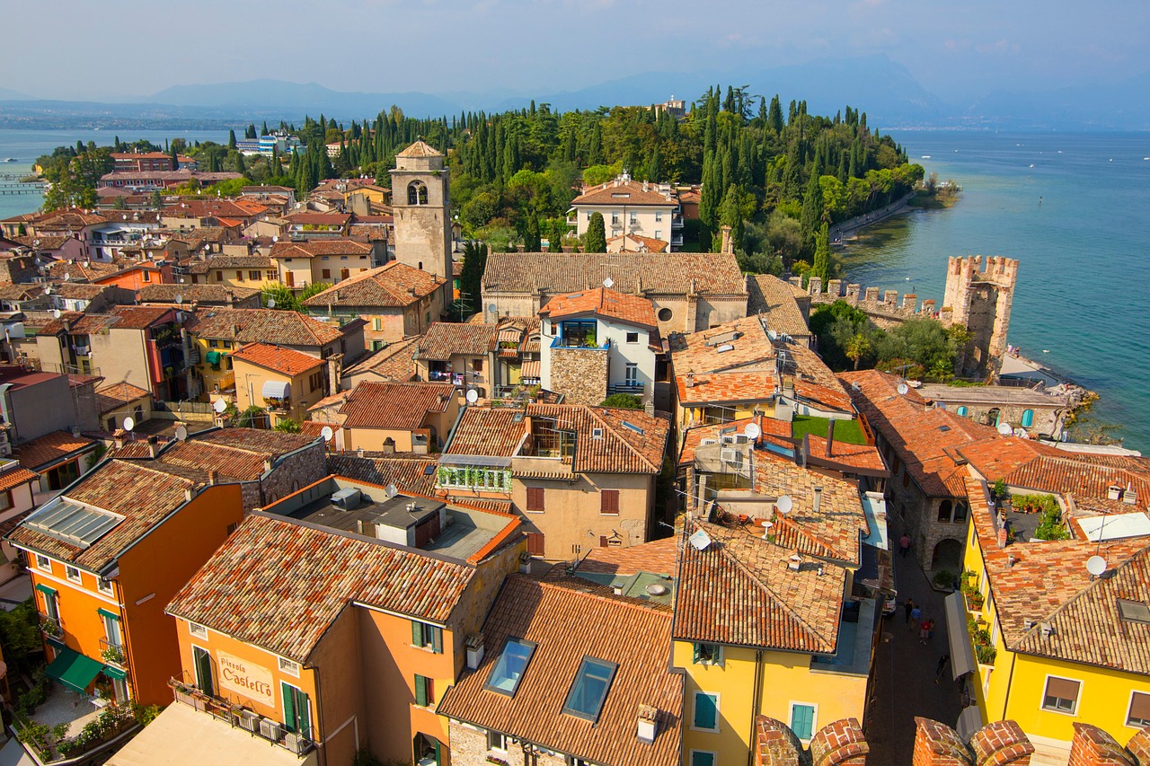 Veduta panoramica del borgo di Verona, affollato di turisti nel weekend, con edifici storici e strade caratteristiche.