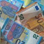 Vecchie banconote da 20 e 50 euro accanto a nuove, con informazioni su ritiro e sostituzione.