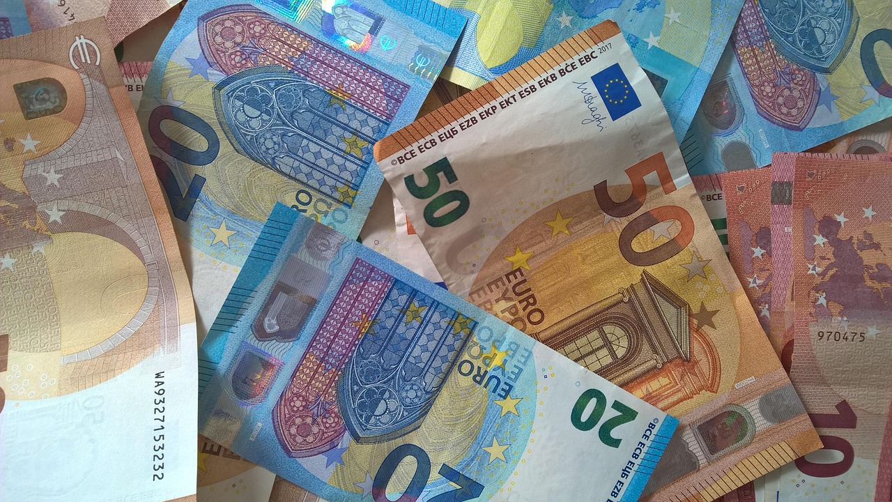 Vecchie banconote da 20 e 50 euro accanto a nuove, con informazioni su ritiro e sostituzione.