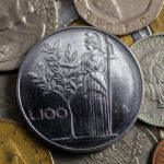 Monete rare italiane di valore, esposte in un articolo sulle opportunità di investimento nel 2025.